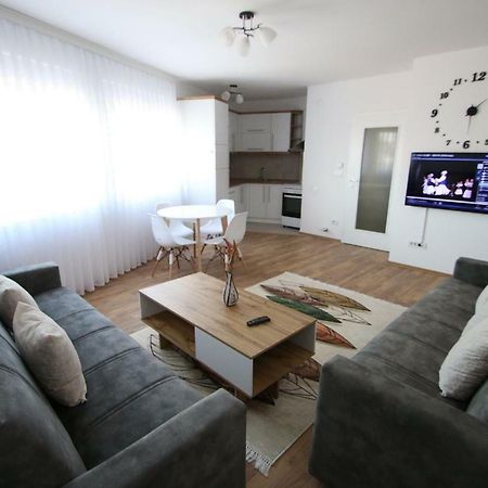 Spacious Apartment Next To The Bus Station And Walking Distance To The Old Town And Shopping Malls Prizren Bagian luar foto